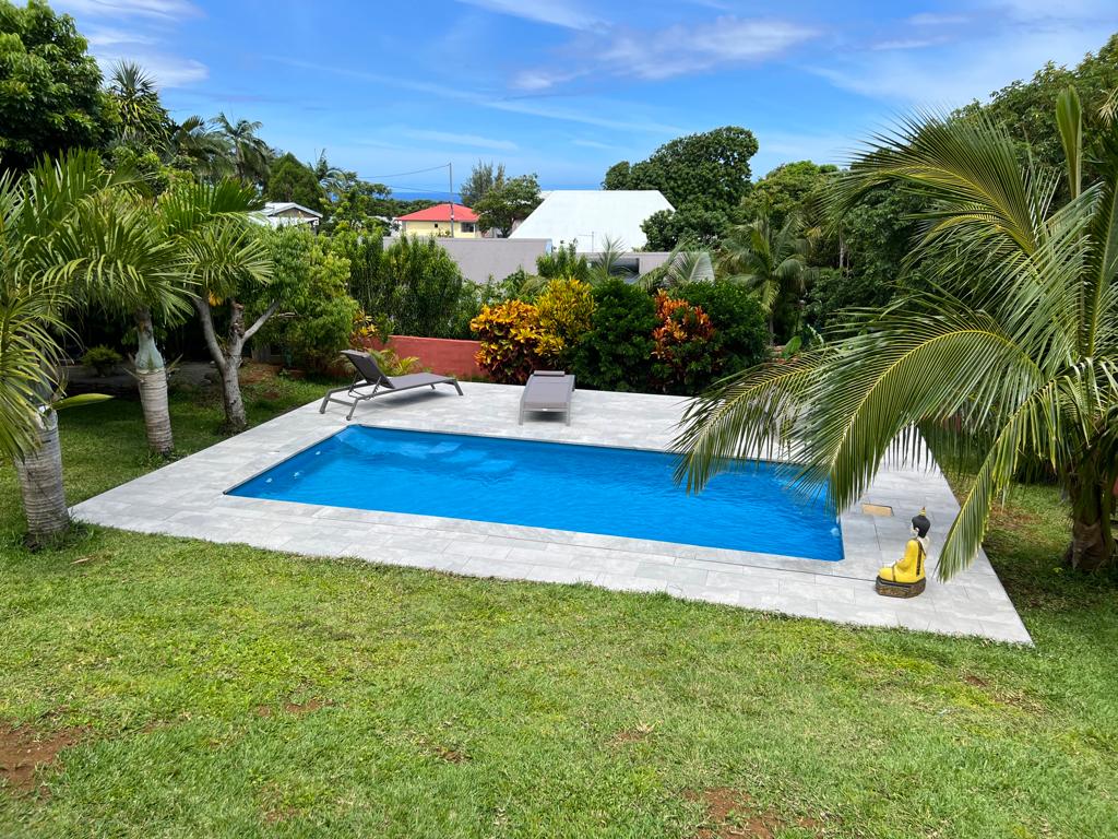 Vue de la piscine de la creola et de son jardin