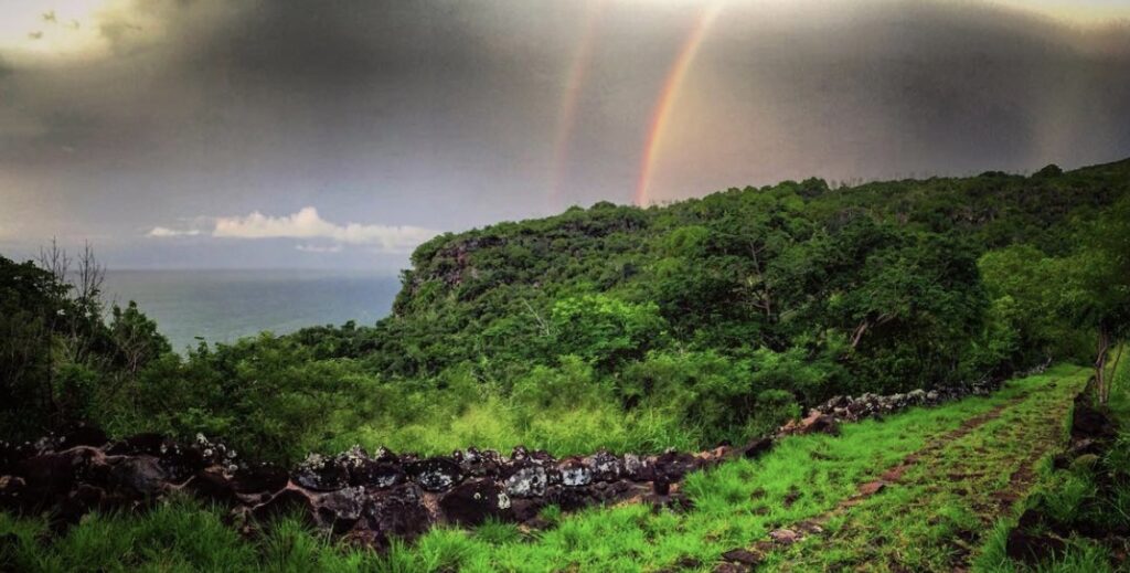 Arc en ciel et ciel chargé à l'ile de la réunion 